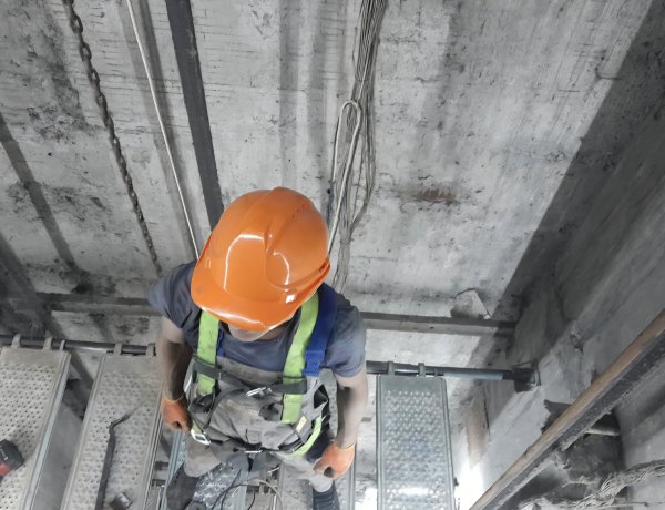 Reparația cabinelor ascensoarelor din blocurile de locuit